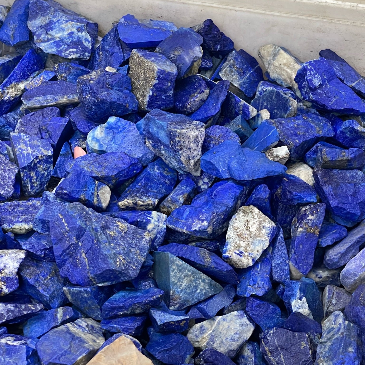 Pierre fine naturelle de lapis-lazuli, bijoux Orphée en pierres fines et plaqué or