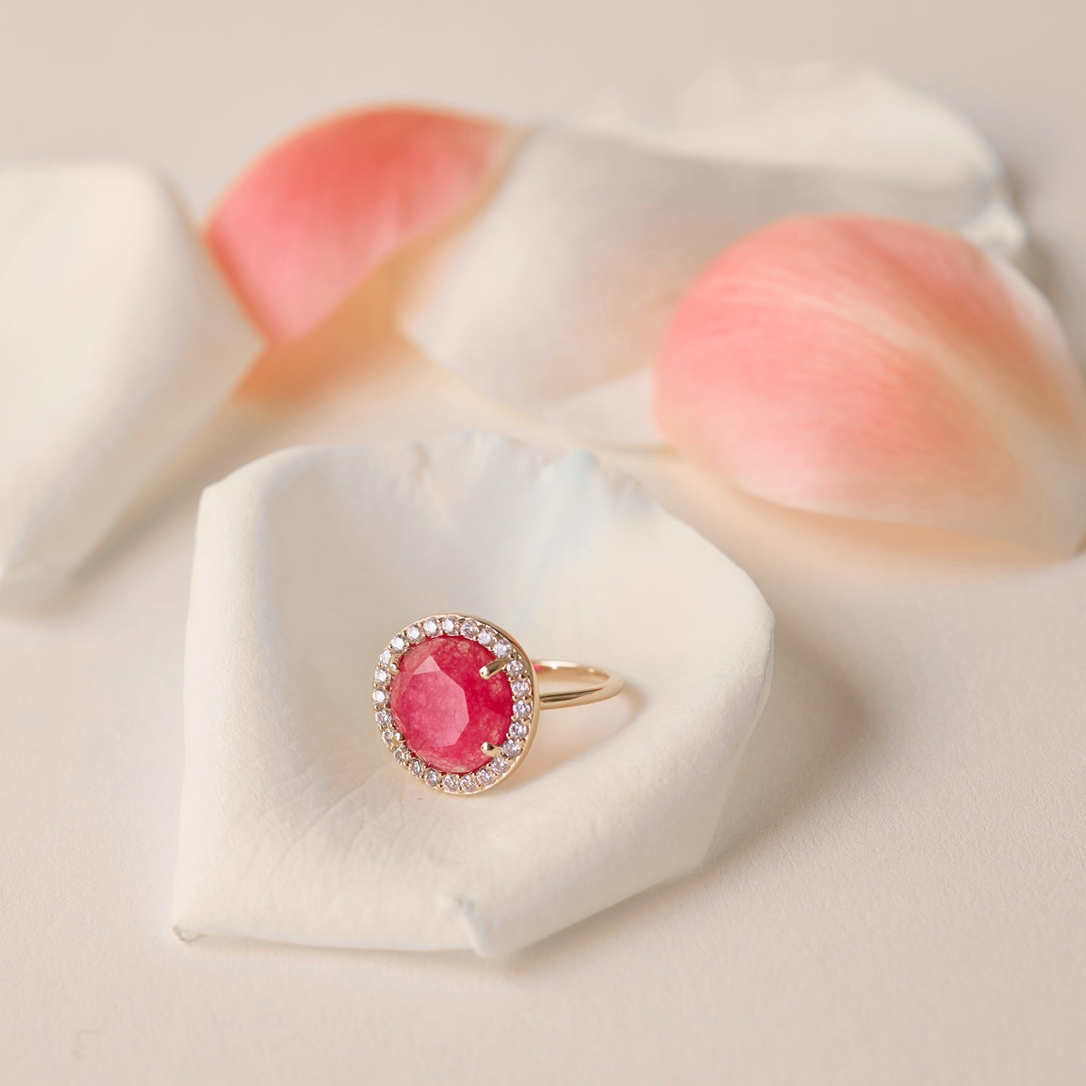 Bague Alba quartz rose rouge rubis entourée de zircons blancs 