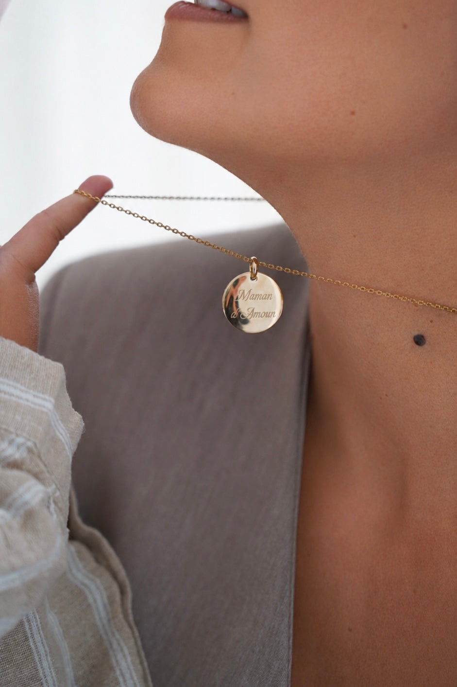 médaille gravée Maman d'Amour cadeau maman avec main bébé 