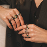 2 mains jointes qui portent sur 3 doigts de chaque main plusieurs bagues qui s'accordent parfaitement, associations de couleurs parfaites personnalisation bijoux 