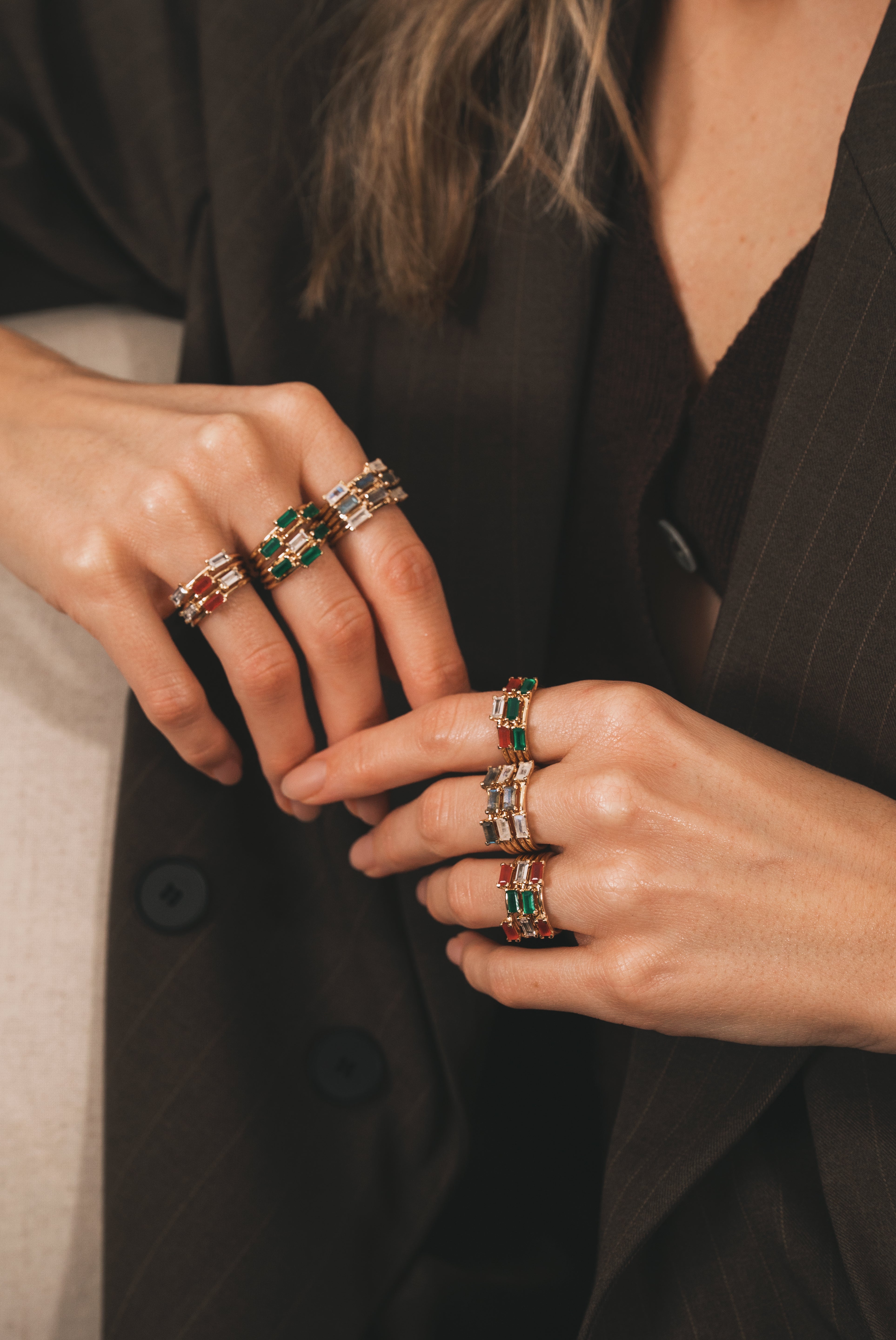 2 mains jointes qui portent sur 3 doigts de chaque main plusieurs bagues qui s'accordent parfaitement, associations de couleurs parfaites personnalisation bijoux 