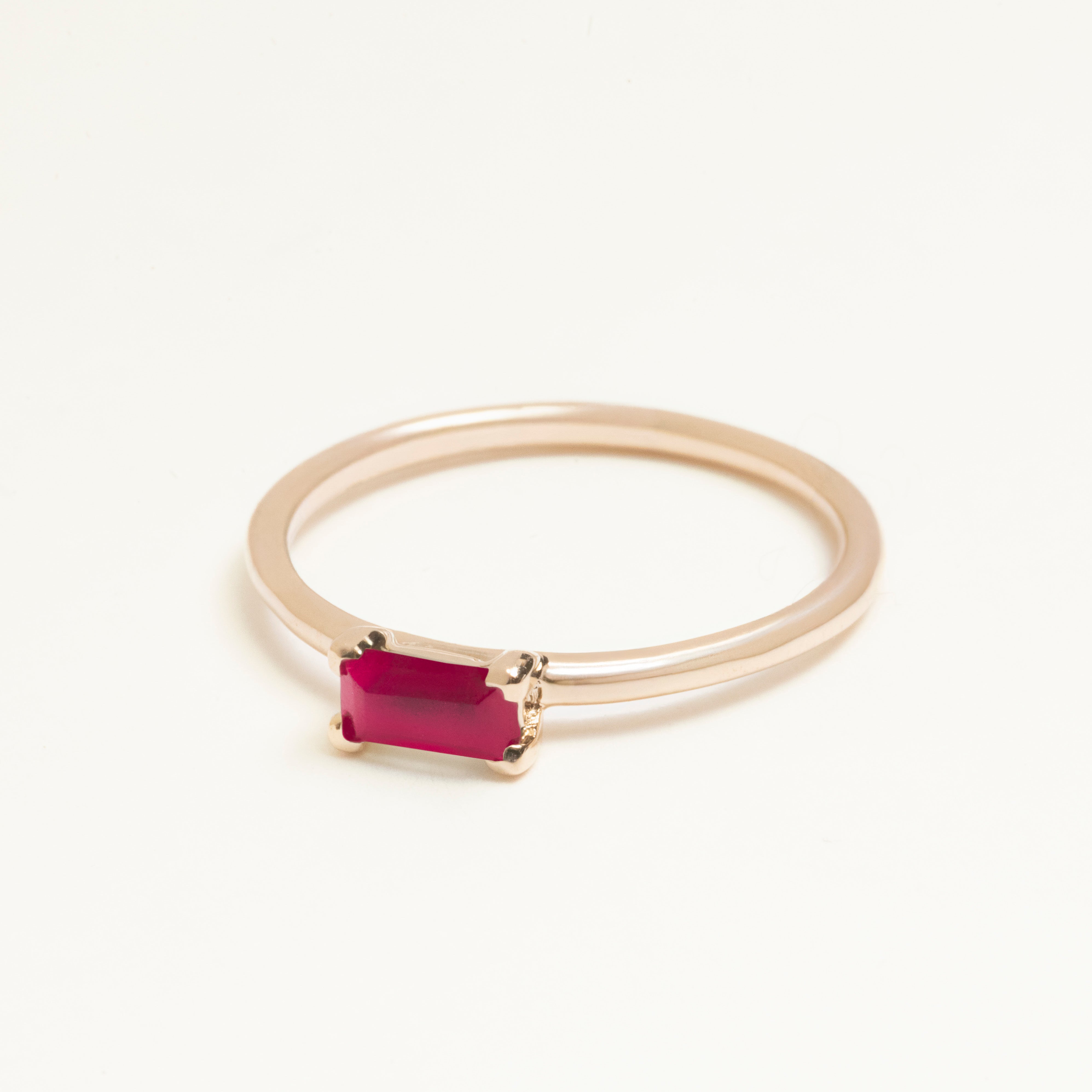 bague fine orphée bijoux pierre taille baguette rectangle rose fushia tourmaline rubis solitaire fiançailles
