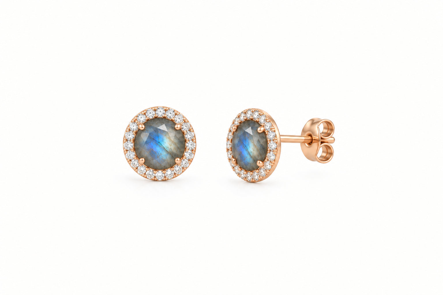 Boucles d’oreilles Alba en or champagne, ornées d’une labradorite Blue Fire aux reflets bleus, entourée de zircons naturels sertis.