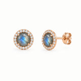 Boucles d’oreilles Alba en or champagne, ornées d’une labradorite Blue Fire aux reflets bleus, entourée de zircons naturels sertis.