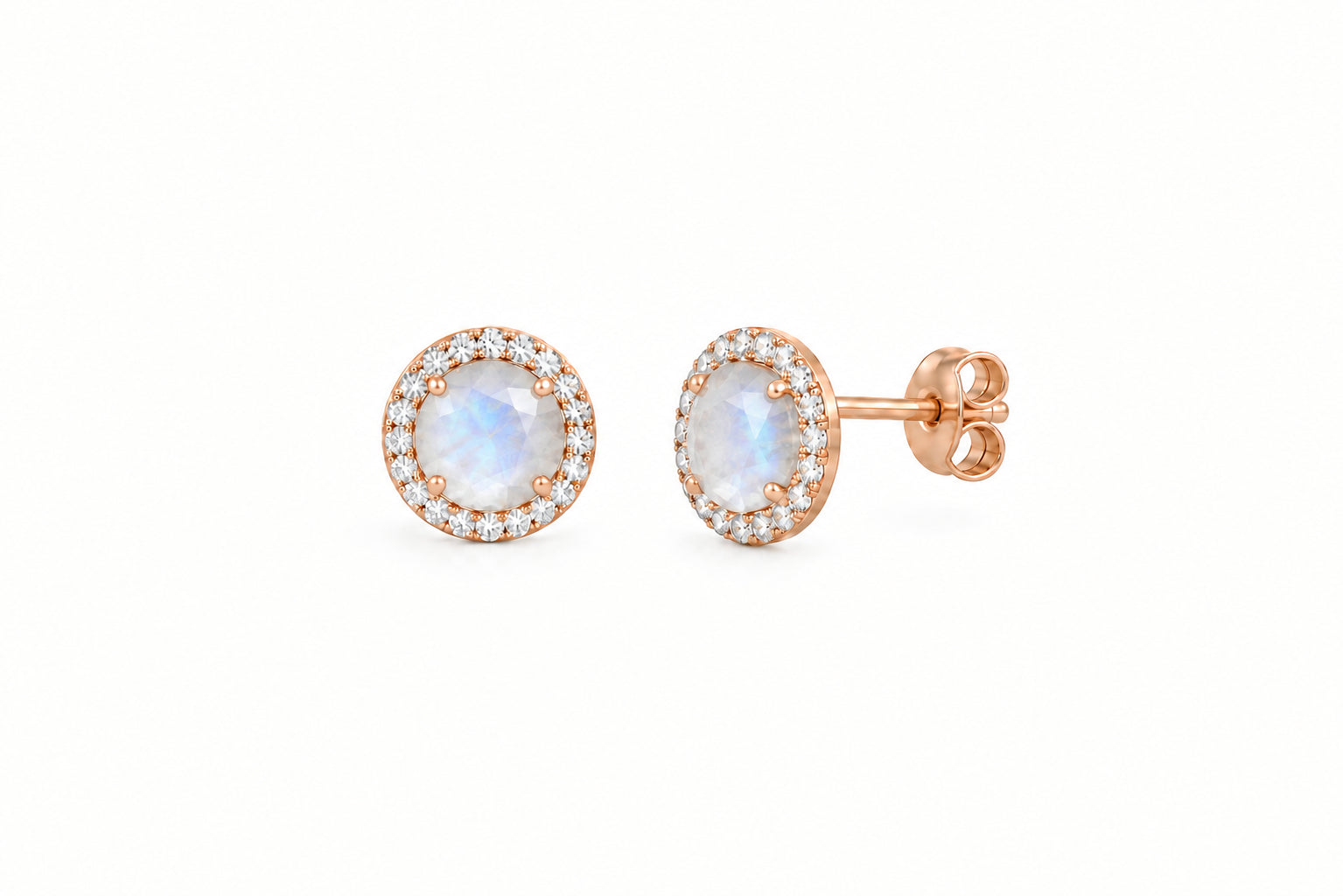 Boucles d’oreilles Alba en or champagne, ornées de Pierre de Lune, entourées de zircons naturels sertis.