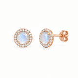 Boucles d’oreilles Alba en or champagne, ornées de Pierre de Lune, entourées de zircons naturels sertis.