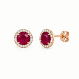 Boucles d’oreilles Alba en or champagne, ornées de Quartz Rouge entourés de zircons naturels sertis.Boucles d’oreilles Alba en or champagne, ornées de Quartz Rouge entourés de zircons naturels sertis.