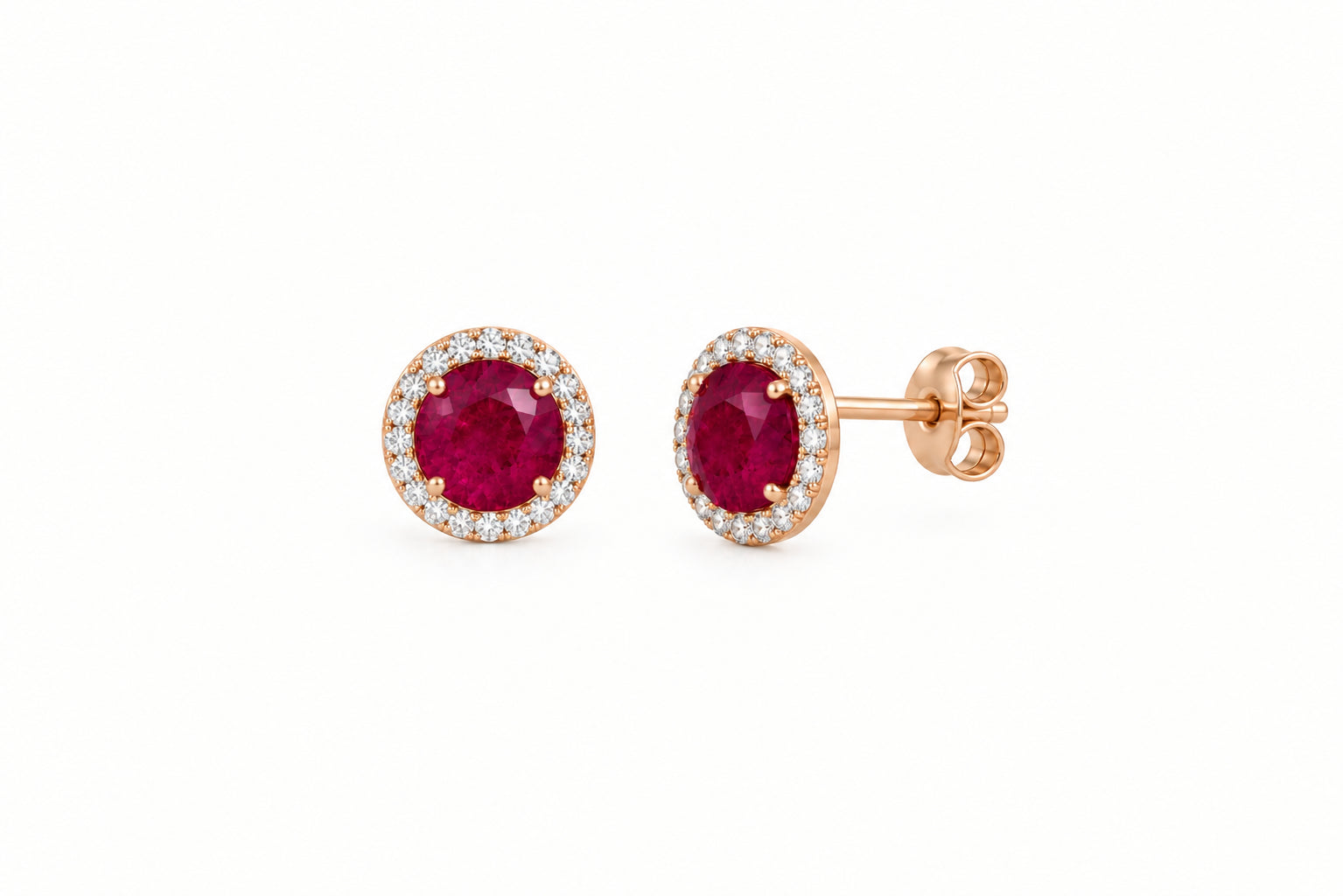 Boucles d’oreilles Alba en or champagne, ornées de Quartz Rouge entourés de zircons naturels sertis.Boucles d’oreilles Alba en or champagne, ornées de Quartz Rouge entourés de zircons naturels sertis.