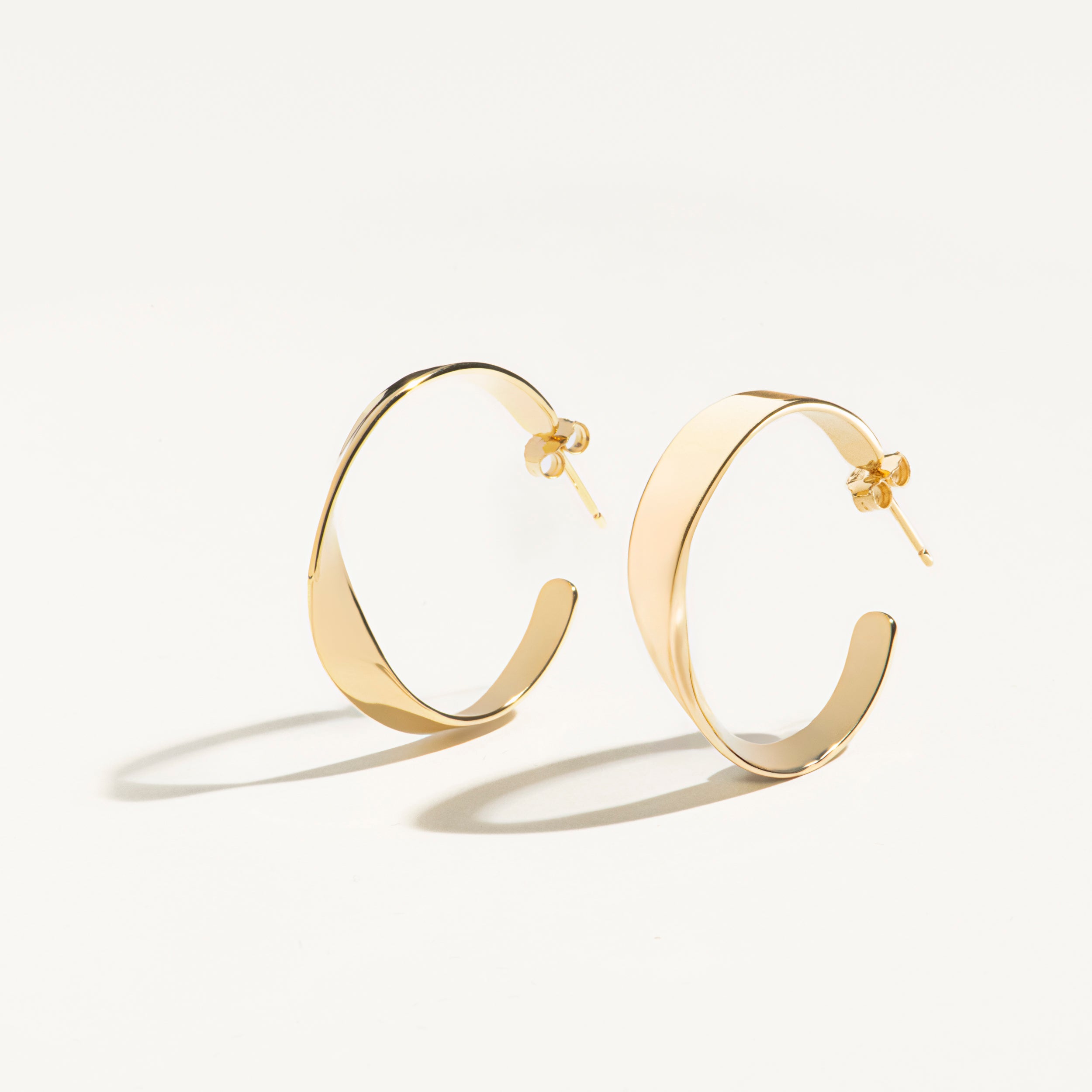 boucles d'oreilles créoles plaqué or doré créoles faciles à porter, ondulation, tendance et intemporel, cadeau parfait, bijou dont on ne se lasse pas. belle qualité, fantaisie premium, plaquage qui tient dans le temps, cadeau idéal