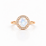 Bague Alba Orphée Bijoux en pierre de lune aux reflets bleutés, entourée de zircons blancs, plaqué or 18 carats champagne, vue de face.