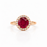 Bague Alba Orphée Bijoux en quartz rouge fuchsia profond facetté, entourée de zircons blancs, plaqué or 18 carats champagne, vue de face.