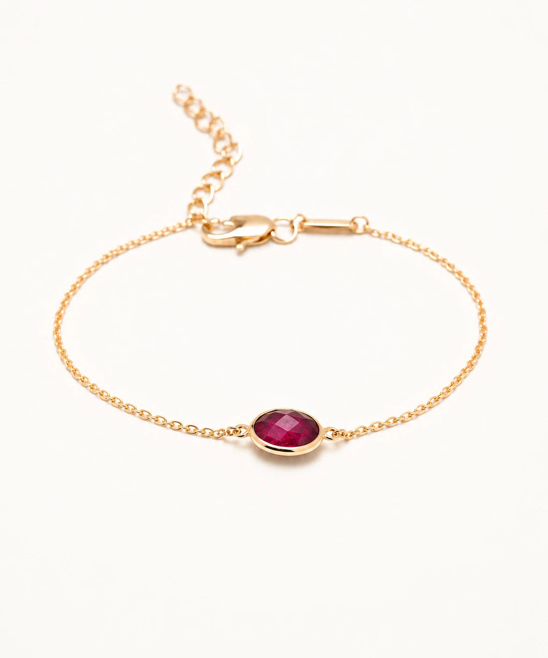Bracelet Victoire Orphée Bijoux en quartz rouge facetté aux nuances fuchsia profond, serti clos sur une fine chaîne plaquée or 18 carats.