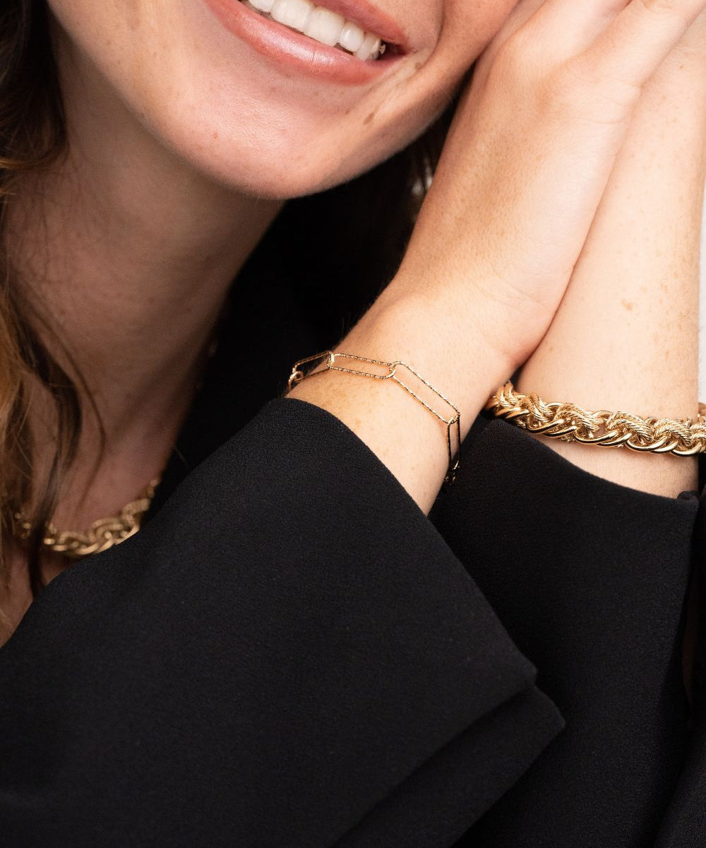 Bracelet réglable Alix - Plaqué Or doré Maillon trombone martelé délicat chainette de rallonge rendant le bracelet ajustable à tous les poignets, cadeau réussi tendance garanti