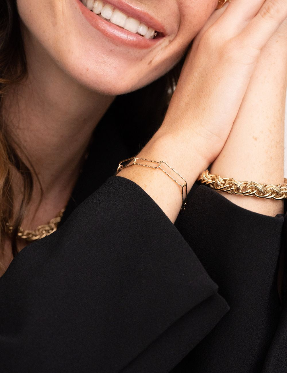 Bracelet réglable Alix - Plaqué Or doré Maillon trombone martelé délicat chainette de rallonge rendant le bracelet ajustable à tous les poignets, cadeau réussi tendance garanti