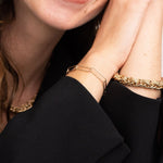 Bracelet réglable Alix - Plaqué Or doré Maillon trombone martelé délicat chainette de rallonge rendant le bracelet ajustable à tous les poignets, cadeau réussi tendance garanti