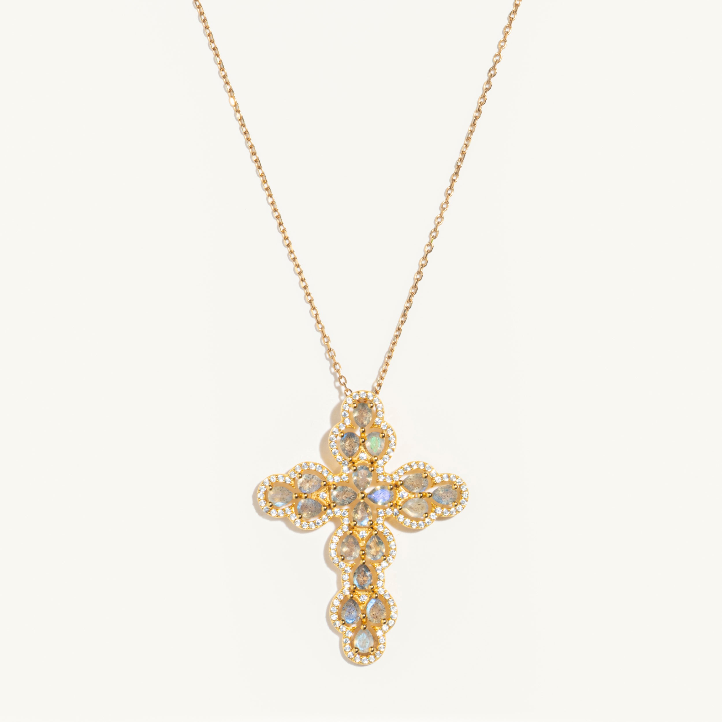 Collier en forme de croix en plaqué or serti de labradorites, et diamants, modèle Joséphine signé Orphée Bijoux. le collier d'une reine, sur chaine de 45 cm. beliere non visible, la croix parait en levitation. Bijoux croix christ religieux religion catho catholique chrétien