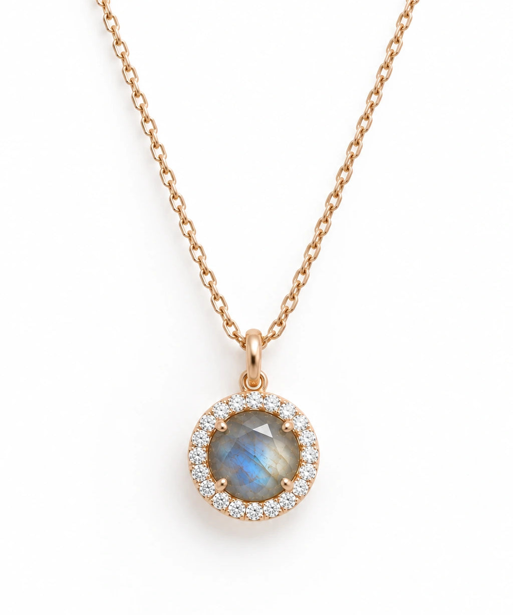 Collier en plaqué or champagne avec pendentif oblong facetté en onyx noir serti de zircon naturel.