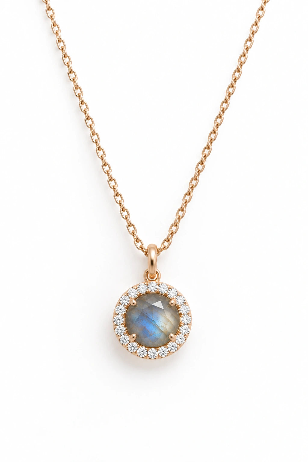 Collier en plaqué or champagne avec pendentif oblong facetté en onyx noir serti de zircon naturel.