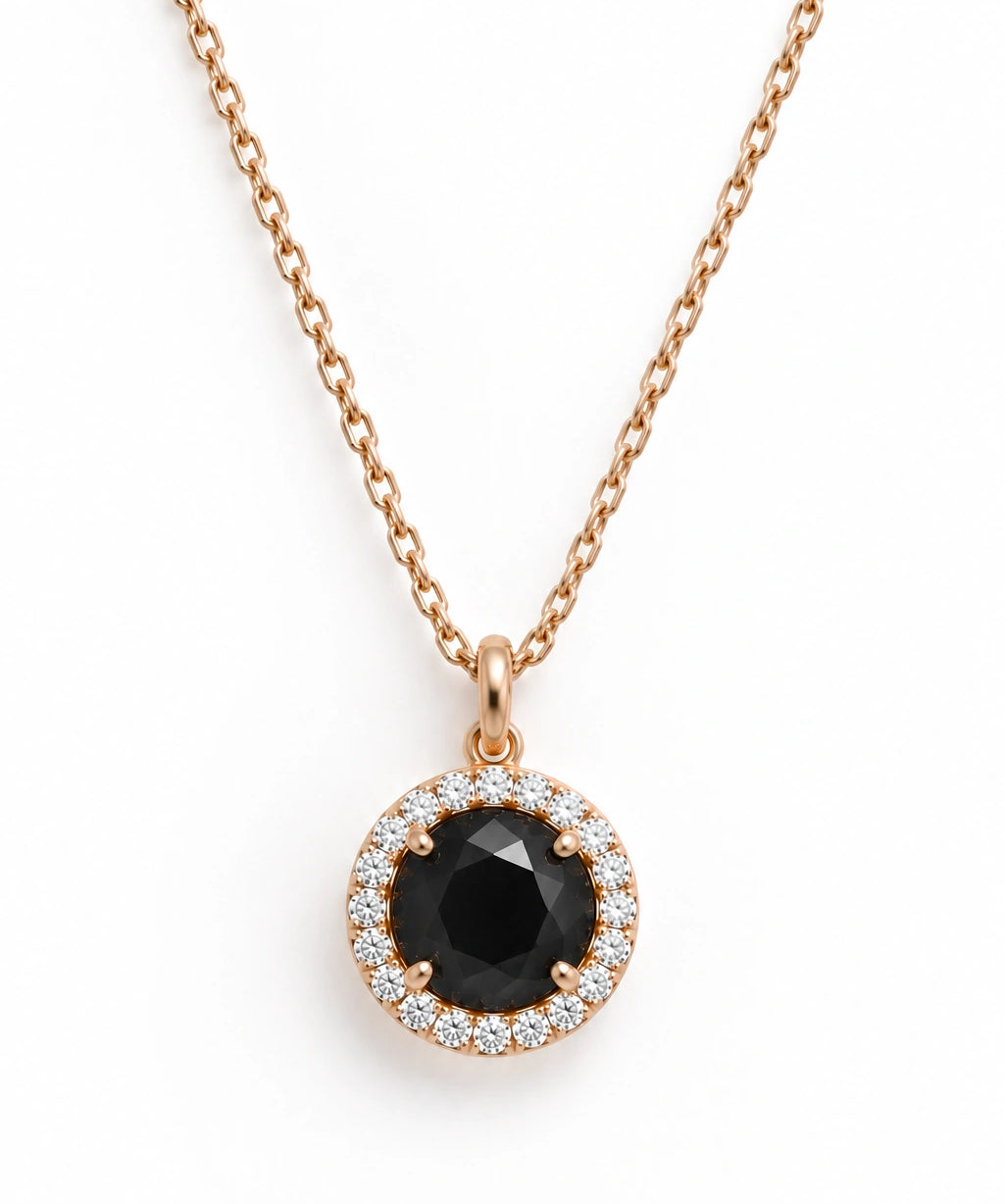 Collier en plaqué or champagne avec pendentif oblong facetté en onyx noir serti de zircon naturel.