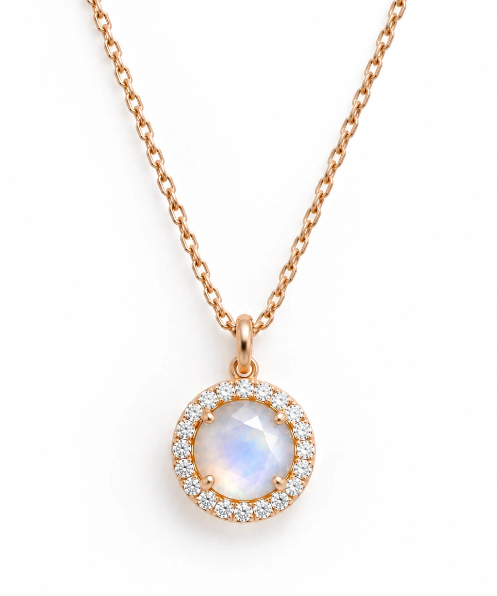 Collier en plaqué or champagne avec pendentif oblong facetté en pierre de lune serti de zircon naturel.