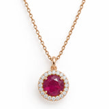 Collier en plaqué or champagne avec pendentif oblong facetté en quartz rouge serti de zircon naturel.