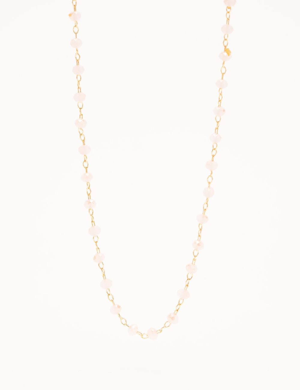 collier ras de cou réglable de 40 à 45 cm, chaine rosaire, perles rose poudré à facettes plaqué or doré  chainette de rallonge. collier fin et délicat, bijou unique cadeau sympa et pas cher. 