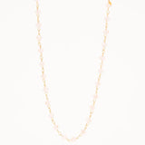 collier ras de cou réglable de 40 à 45 cm, chaine rosaire, perles rose poudré à facettes plaqué or doré  chainette de rallonge. collier fin et délicat, bijou unique cadeau sympa et pas cher. 