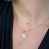 Collier Alba Orphée Bijoux en Pierre de Lune naturelle entourée de zircons, chaîne dorée 45 cm.