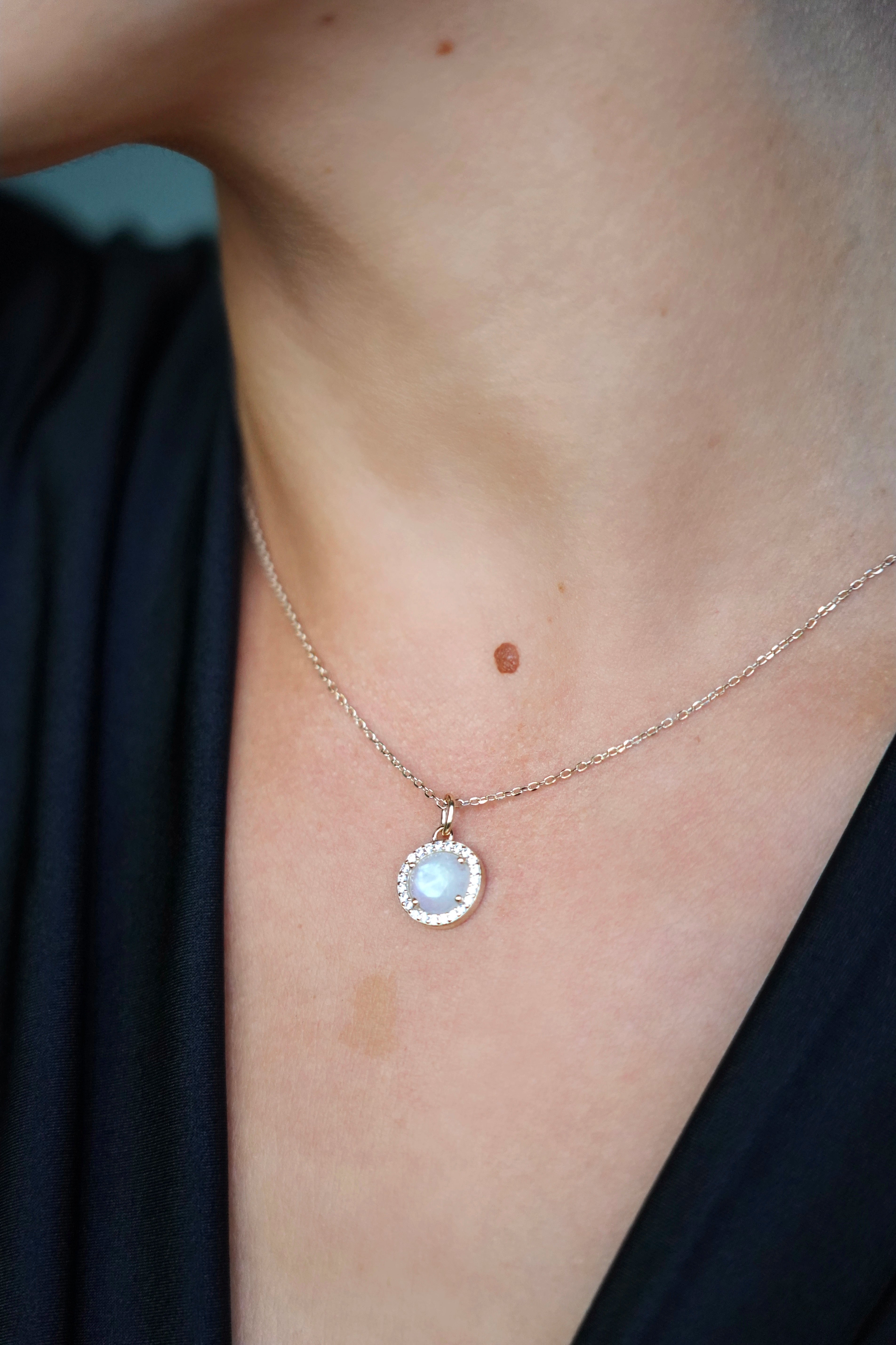 Collier Alba Orphée Bijoux en Pierre de Lune naturelle entourée de zircons, chaîne dorée 45 cm.