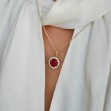Collier Alba Orphée Bijoux en Quartz Rouge naturelle entourée de zircons, chaîne dorée 45 cm.