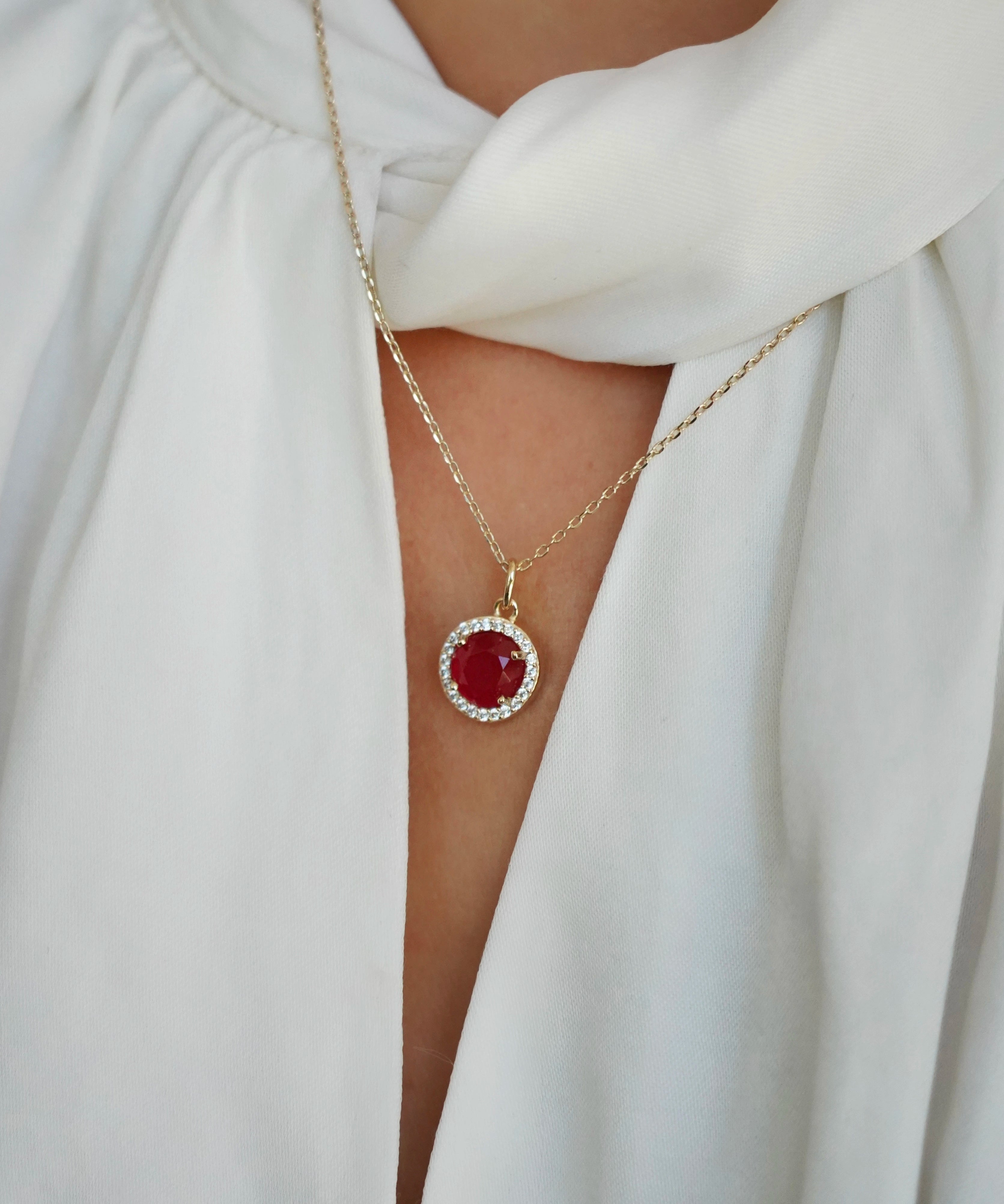 Collier Alba Orphée Bijoux en Quartz Rouge naturelle entourée de zircons, chaîne dorée 45 cm.