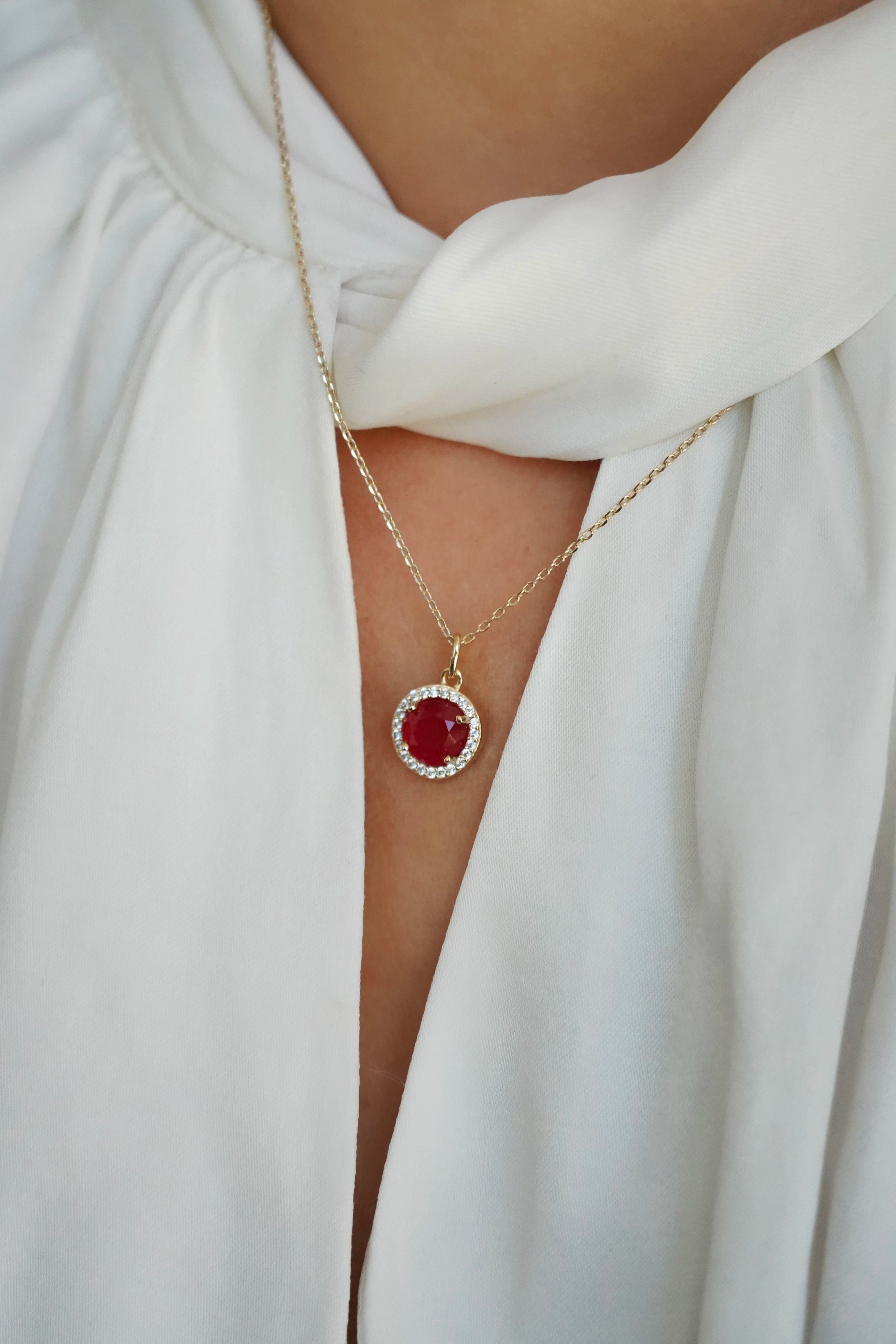 Collier Alba Orphée Bijoux en Quartz Rouge naturelle entourée de zircons, chaîne dorée 45 cm.