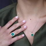 Collier et Bague Alba Orphée Bijoux en Onyx Vert naturelle entourée de zircons, chaîne dorée 45 cm.