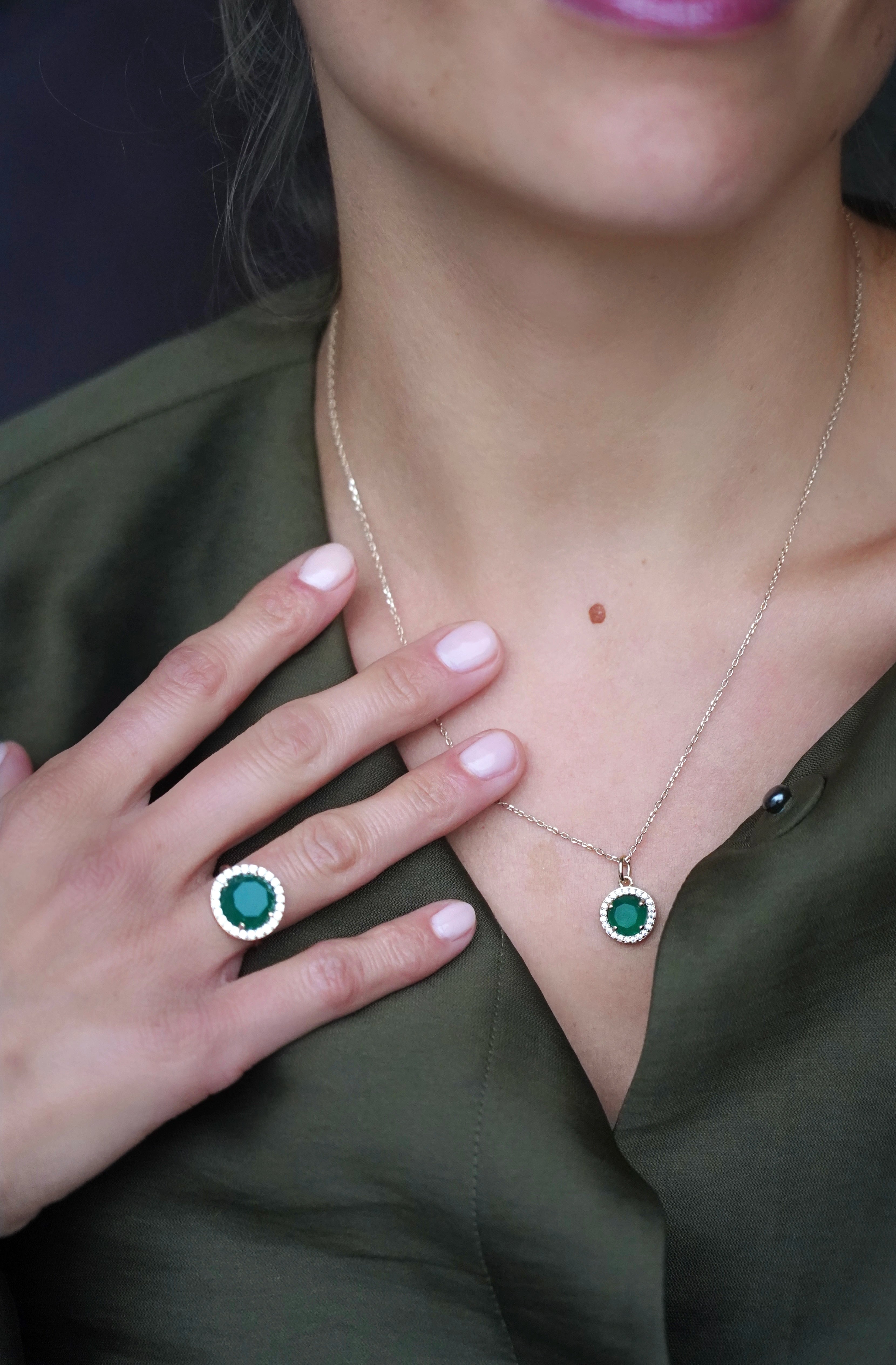Collier et Bague Alba Orphée Bijoux en Onyx Vert naturelle entourée de zircons, chaîne dorée 45 cm.