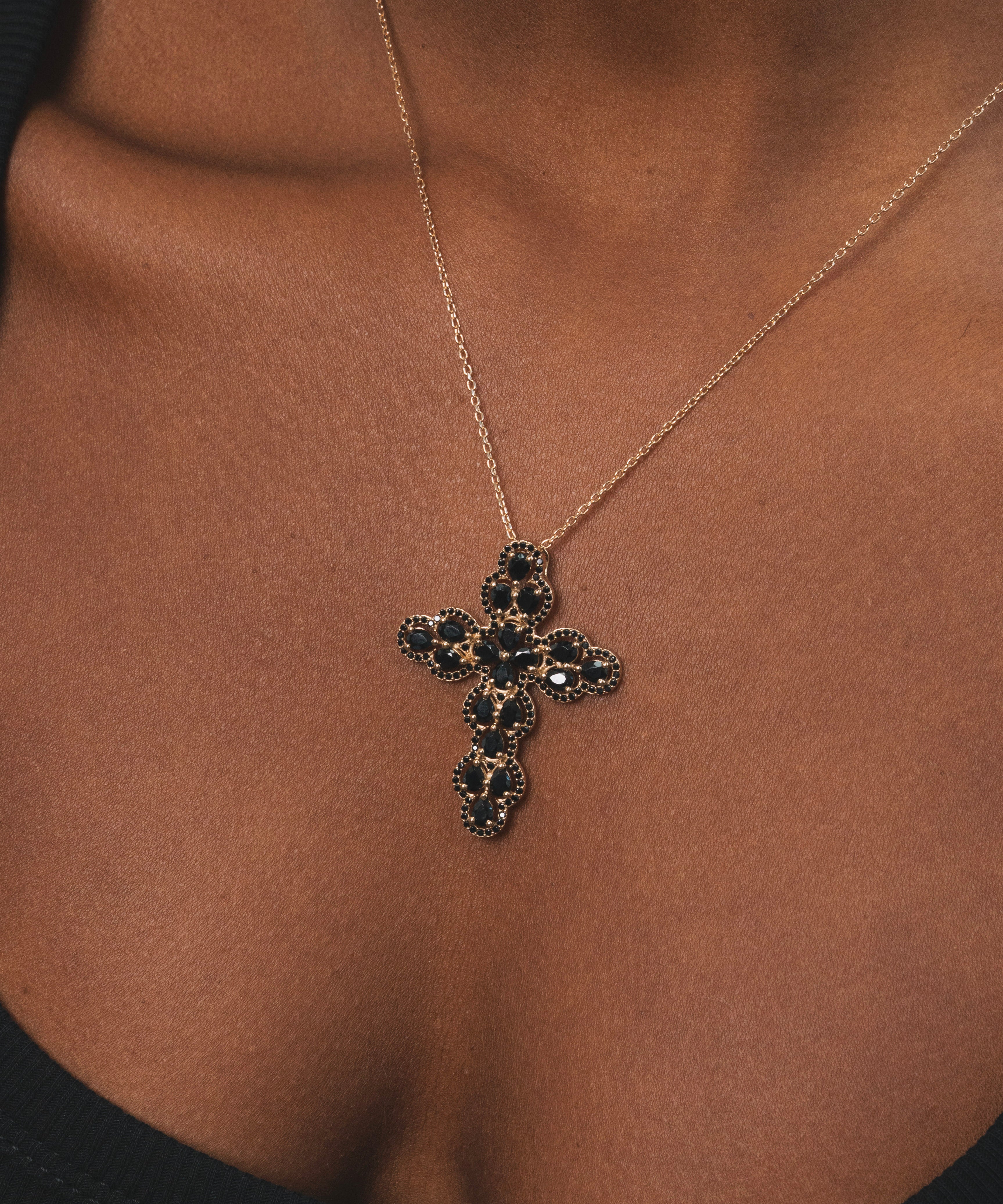 Collier en forme de croix en plaqué or serti de labradorites, et diamants, modèle Joséphine signé Orphée Bijoux. le collier d'une reine, sur chaine de 45 cm. beliere non visible, la croix parait en levitation. Bijoux croix christ religieux religion catho catholique chrétien