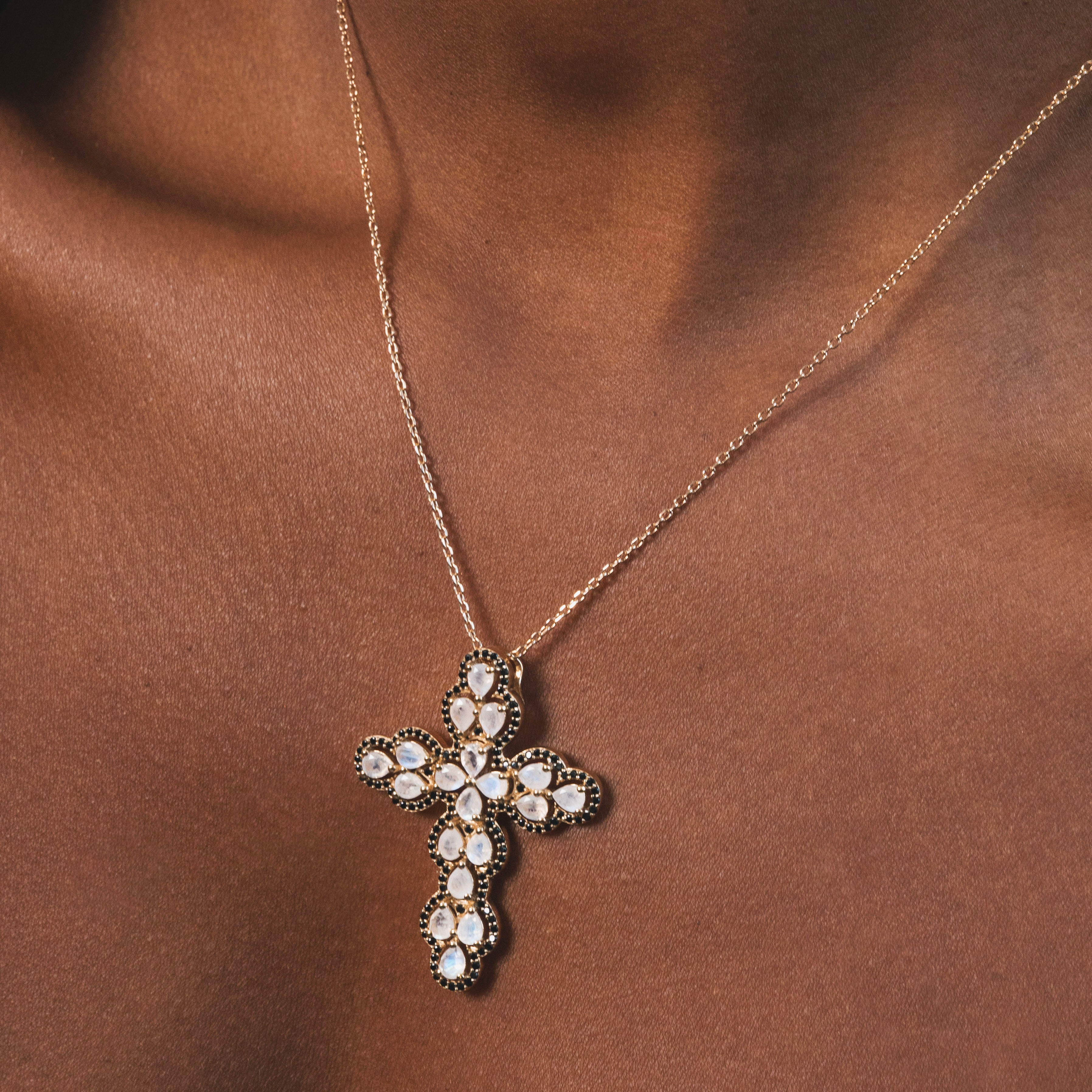 Sublimez votre allure avec le collier "Joséphine", un bijou raffiné qui marie élégance intemporelle et éclat précieux. Ce collier se décline en quatre versions, chacune ornée d’une croix sertie de pierres précieuses finement taillées. Montée sur une délicate chaîne dorée, chaque croix est façonnée dans un style baroque chic, mettant en valeur le jeu de lumière des pierres.