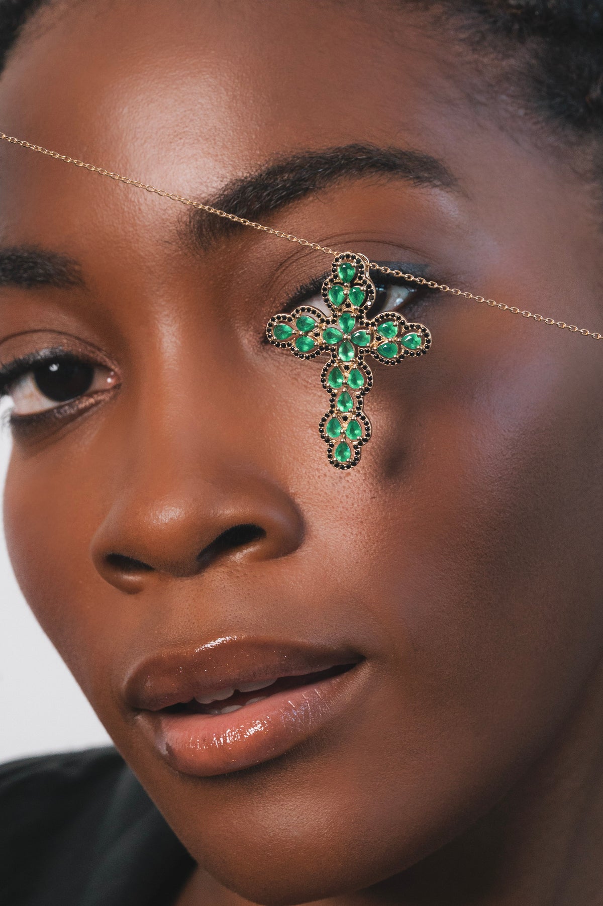Sublimez votre allure avec le collier "Joséphine", un bijou raffiné qui marie élégance intemporelle et éclat précieux. Ce collier se décline en quatre versions, chacune ornée d’une croix sertie de pierres précieuses finement taillées. Montée sur une délicate chaîne dorée, chaque croix est façonnée dans un style baroque chic, mettant en valeur le jeu de lumière des pierres.