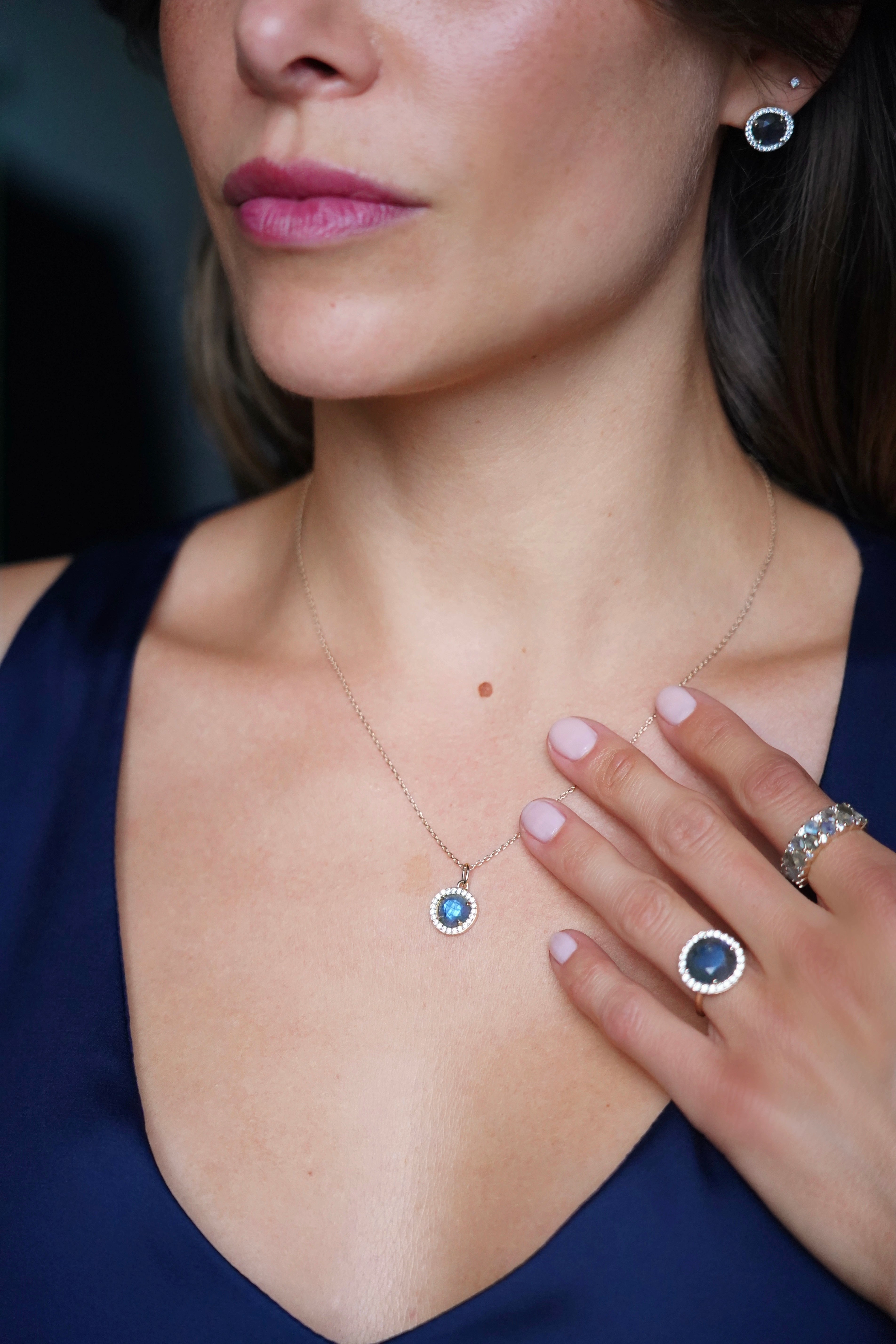 Collier Alba Orphée Bijoux en Labradorite naturelle entourée de zircons, chaîne dorée 45 cm.