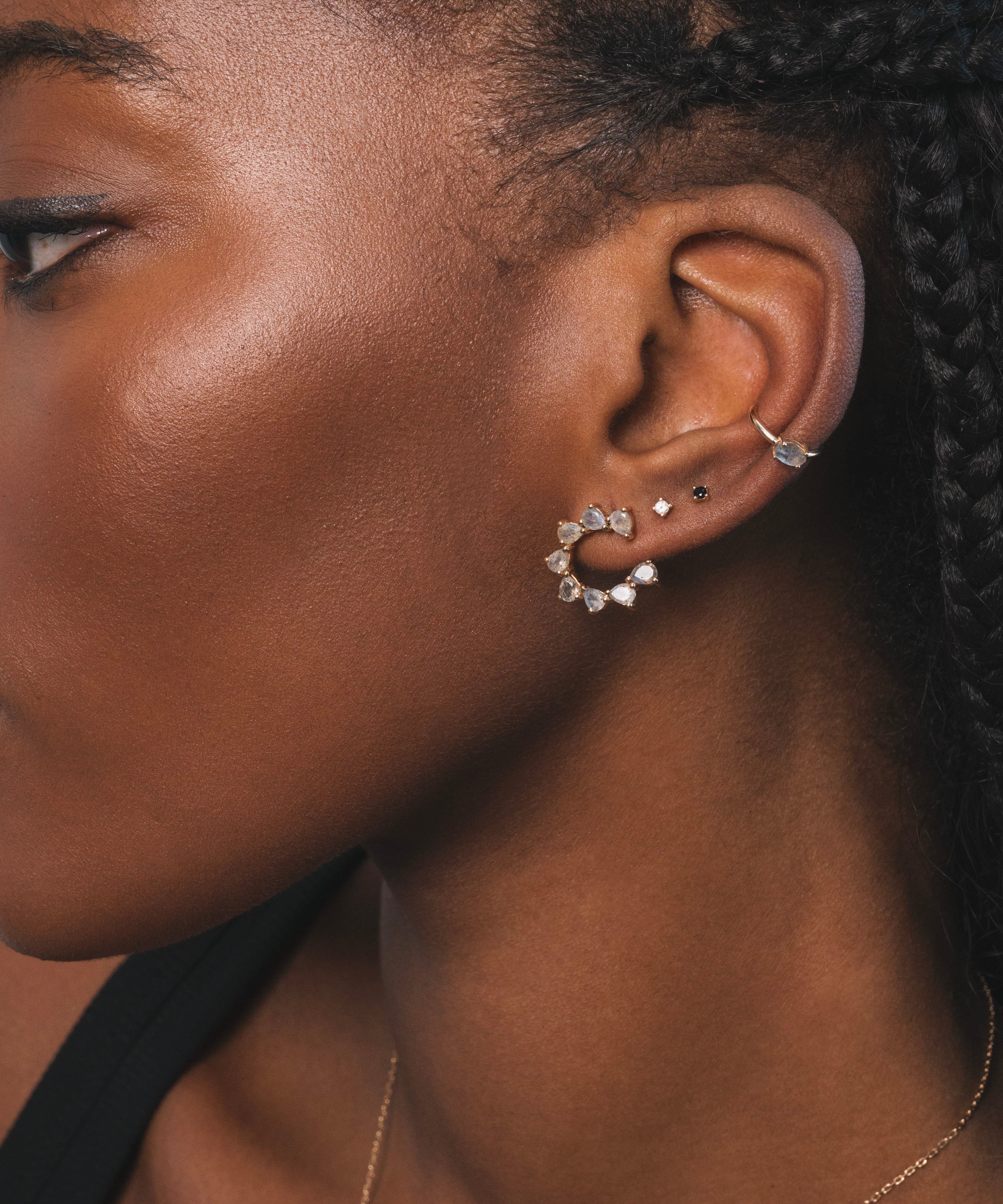 Affirmez votre style avec les boucles d’oreilles "Joséphine", un bijou audacieux et raffiné qui capte la lumière à chaque mouvement. Serties d'onyx vert en forme de goutte, elles forment une élégante demi-créole au design floral et structuré. Chaque pierre est minutieusement taillée et montée sur une base en plaqué or, pour un rendu à la fois luxueux et contemporain.