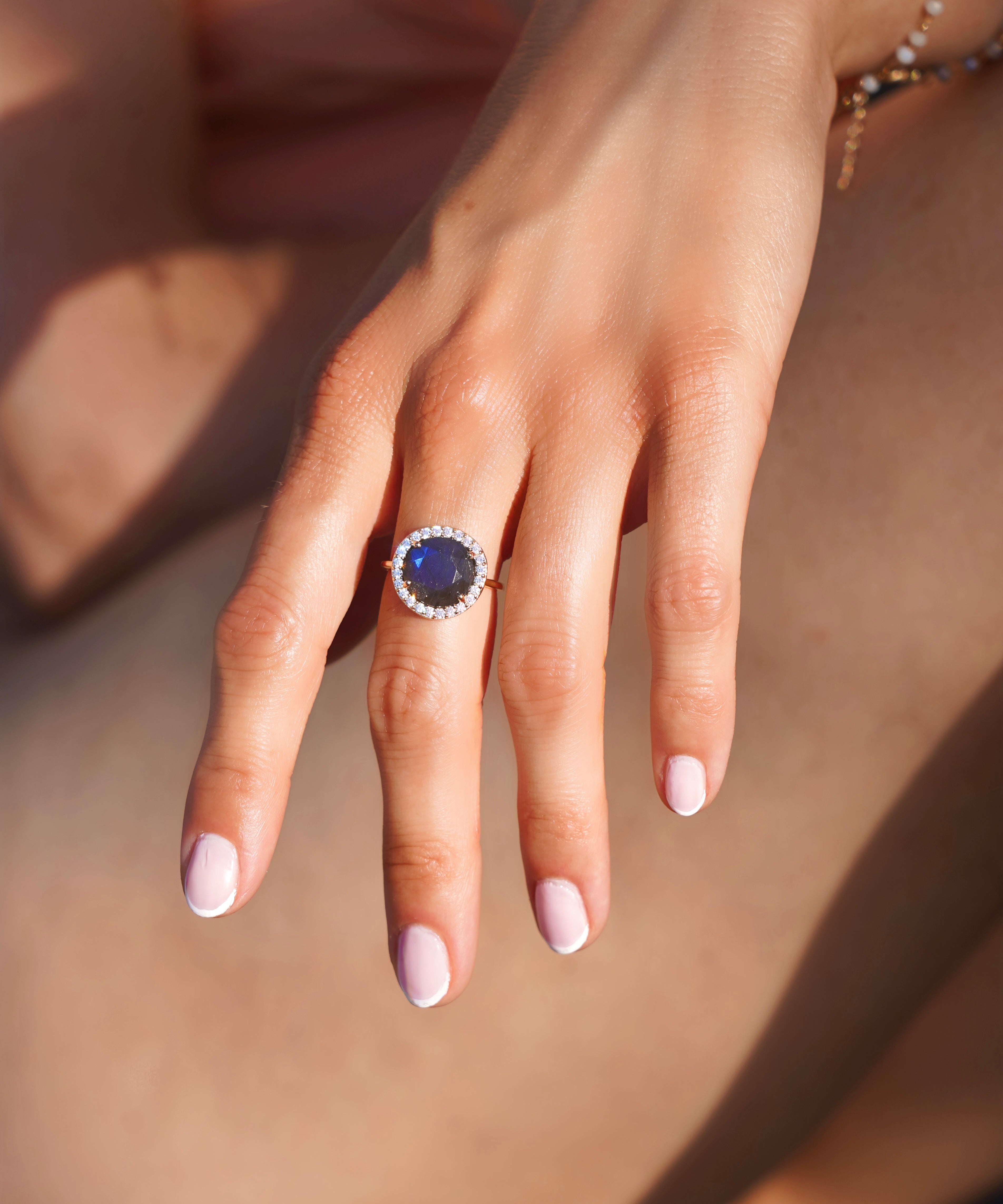 bague alba labradorite portée orphée bijoux sur main 