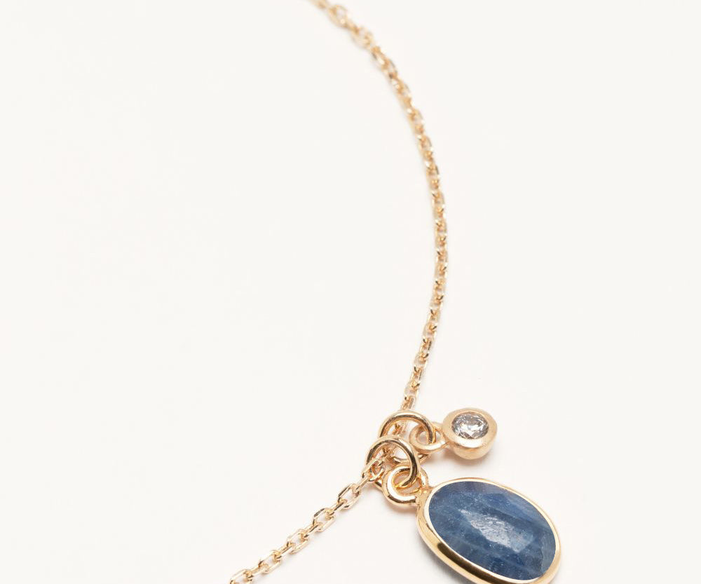 collier saphir porté pendentif pierre naturelle saphir bleu orphée bijoux cadeau idéal bijou à offrir tout age