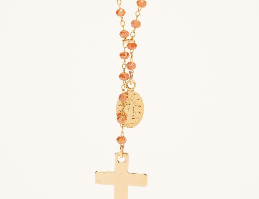 collier sautoir perles couleur orange terracota mode tendance pendentif croix vierge 