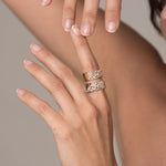 Orphée bijoux Bague large avec une constellation d'oxydes de zirconiums blancs étincelants, en plaqué or 3 microns 750/1000