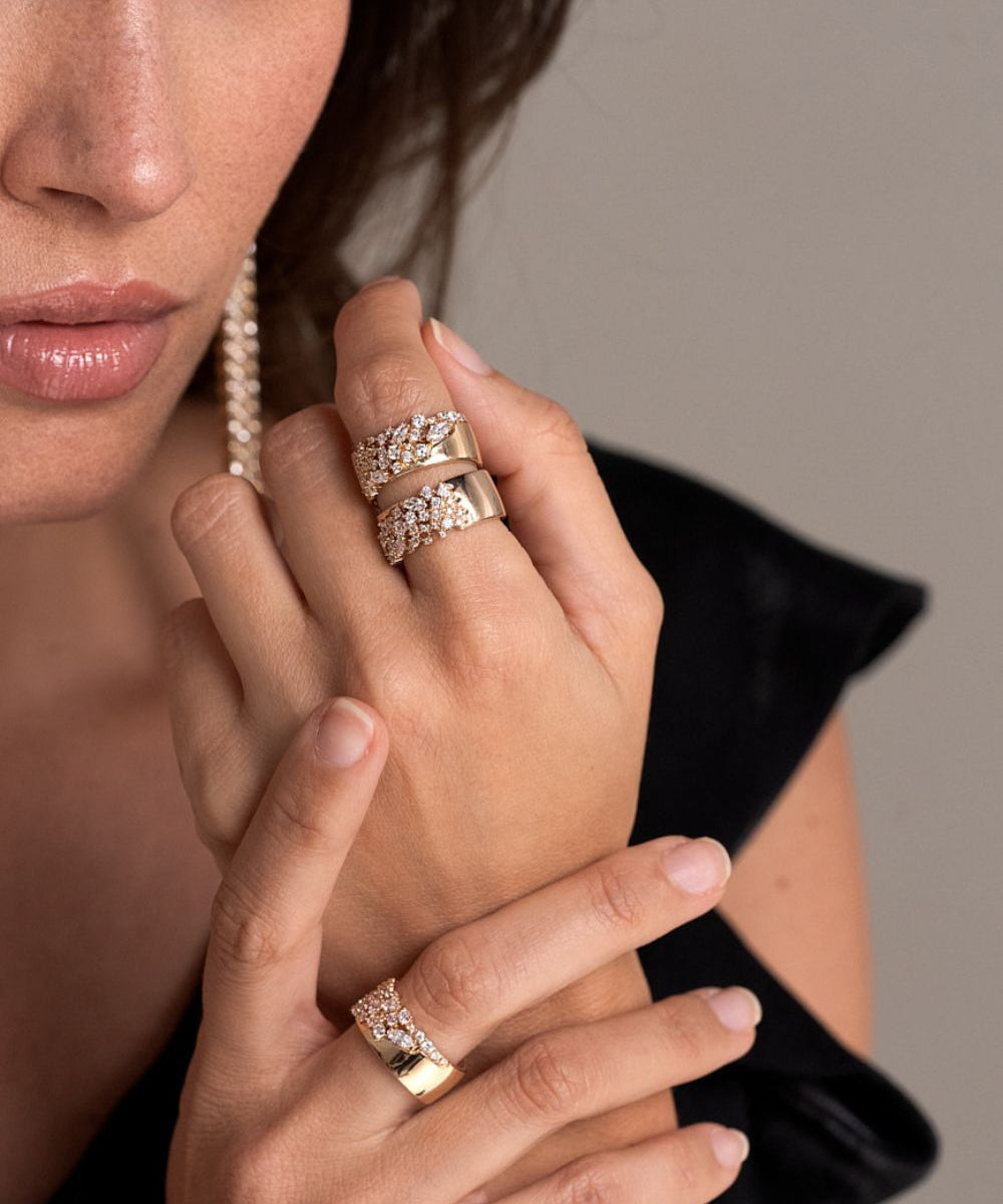 Orphée bijoux Bague large avec une constellation d'oxydes de zirconiums blancs étincelants, en plaqué or 3 microns 750/1000