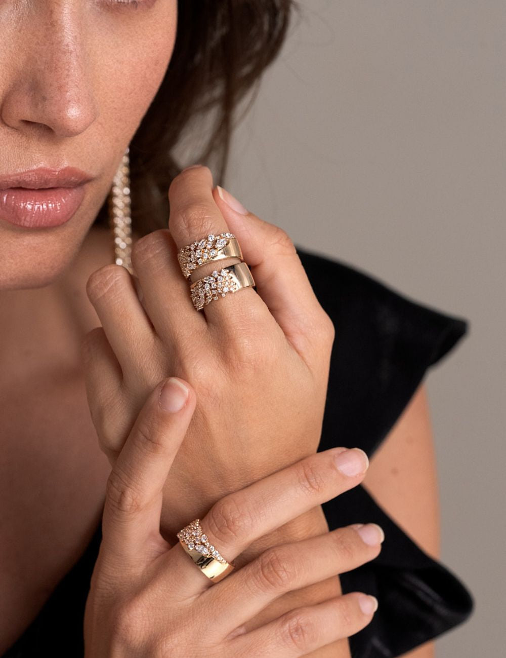 Orphée bijoux Bague large avec une constellation d'oxydes de zirconiums blancs étincelants, en plaqué or 3 microns 750/1000