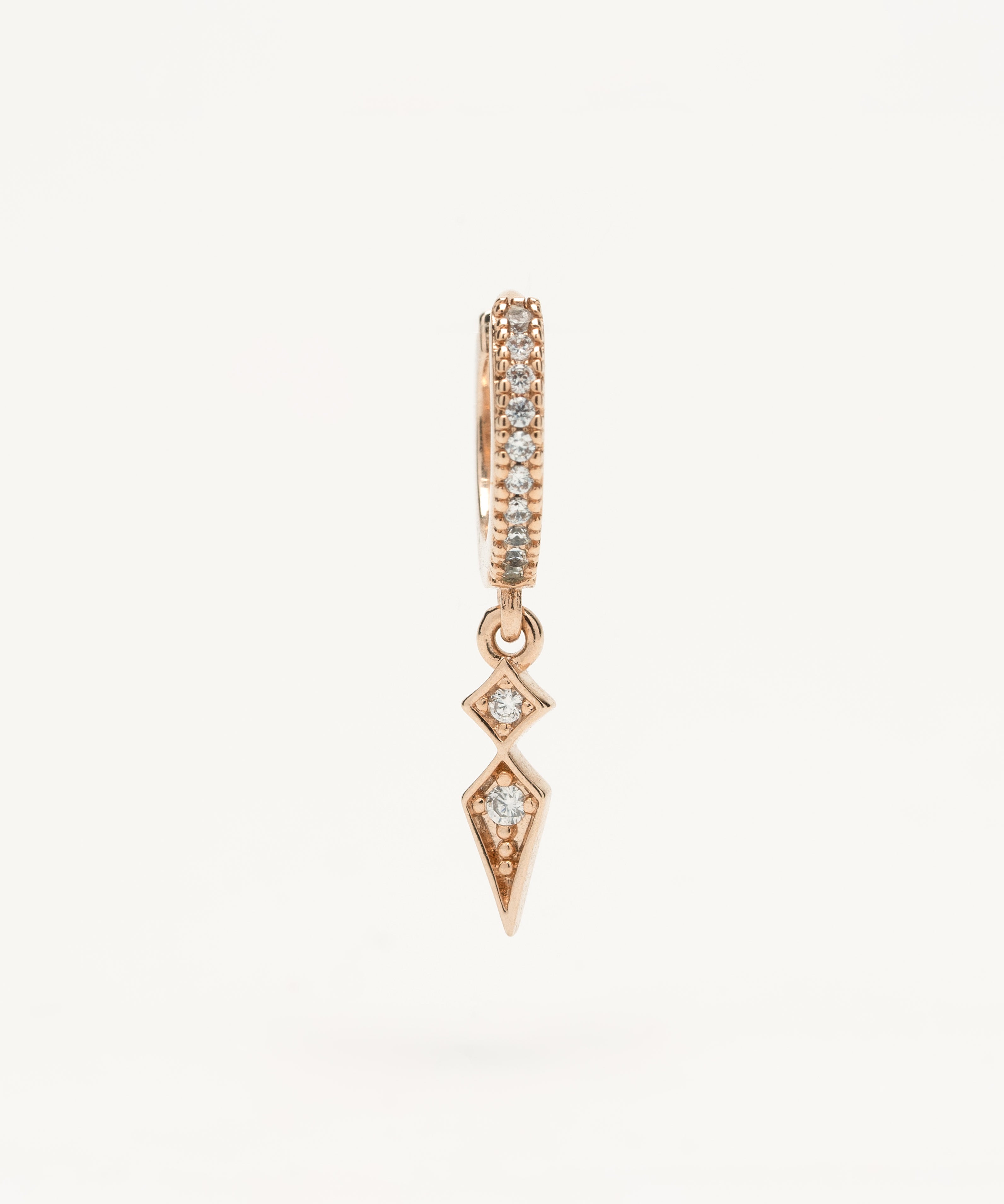 Orphée bijoux Boucle d'oreille créole avec fermoir clicker  de 10 mm de diamètre. Elle est ornée d'oxydes de zirconium finement sertis se terminant par un pendentif graphique. Cette créole est en plaqué or 3 microns 750/1000