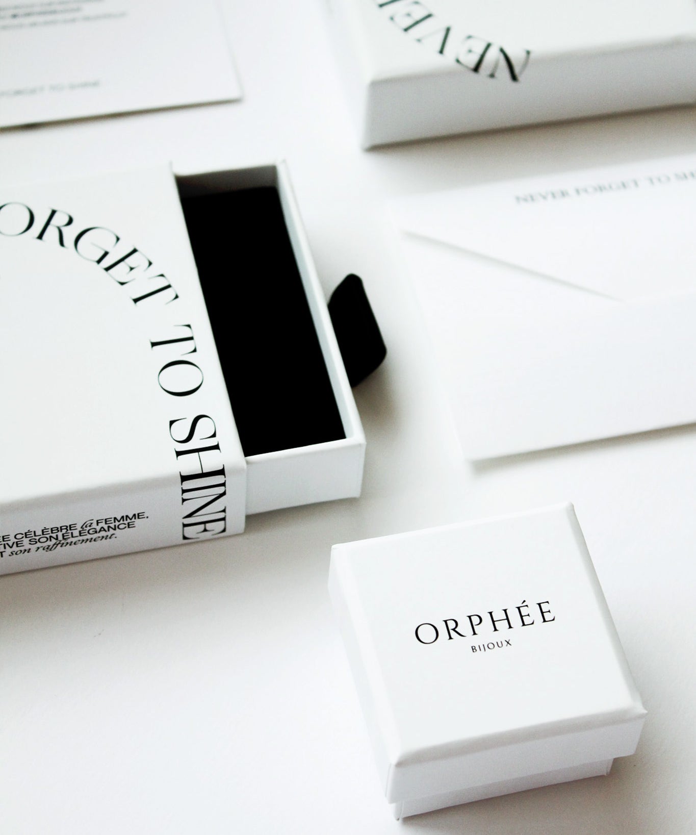 Orphée bijoux ensemble de packaging et boîtes. Grande boîte, petite boîte pour ranger et conserver un ou plusieurs bijoux. Tous les bijoux Orphée sont accompagnés d'un certificat d'authenticité.