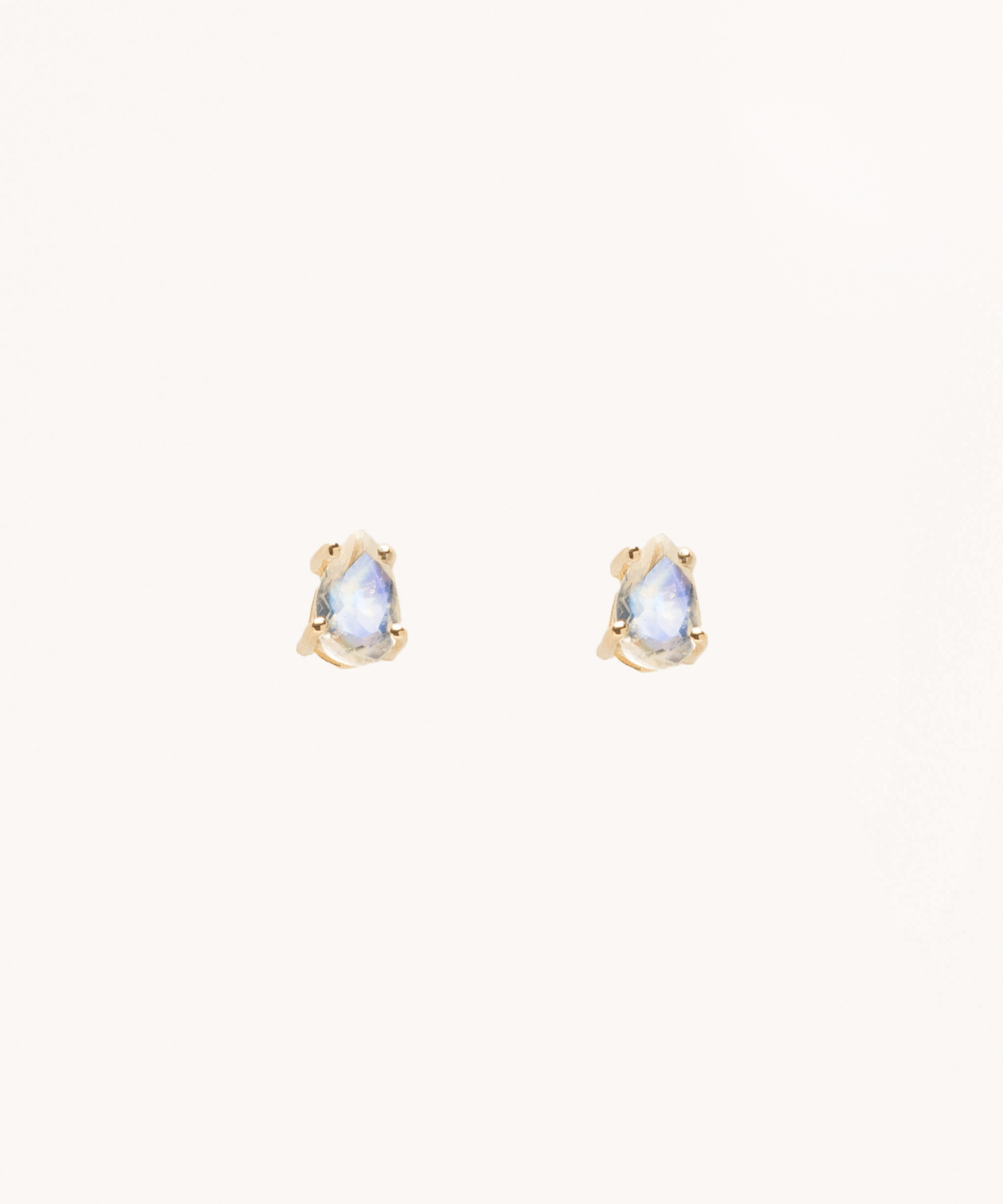 boucle d'oreille maya goutte vendue à l'unité ou à la paire. Forme de goutte, pierres fines: Amazonite, Labradorite, Onyx Noir, Onyx Vert, Pierre de Lune, Zircons Naturels. Plaqué Or 3microns 750/1000.