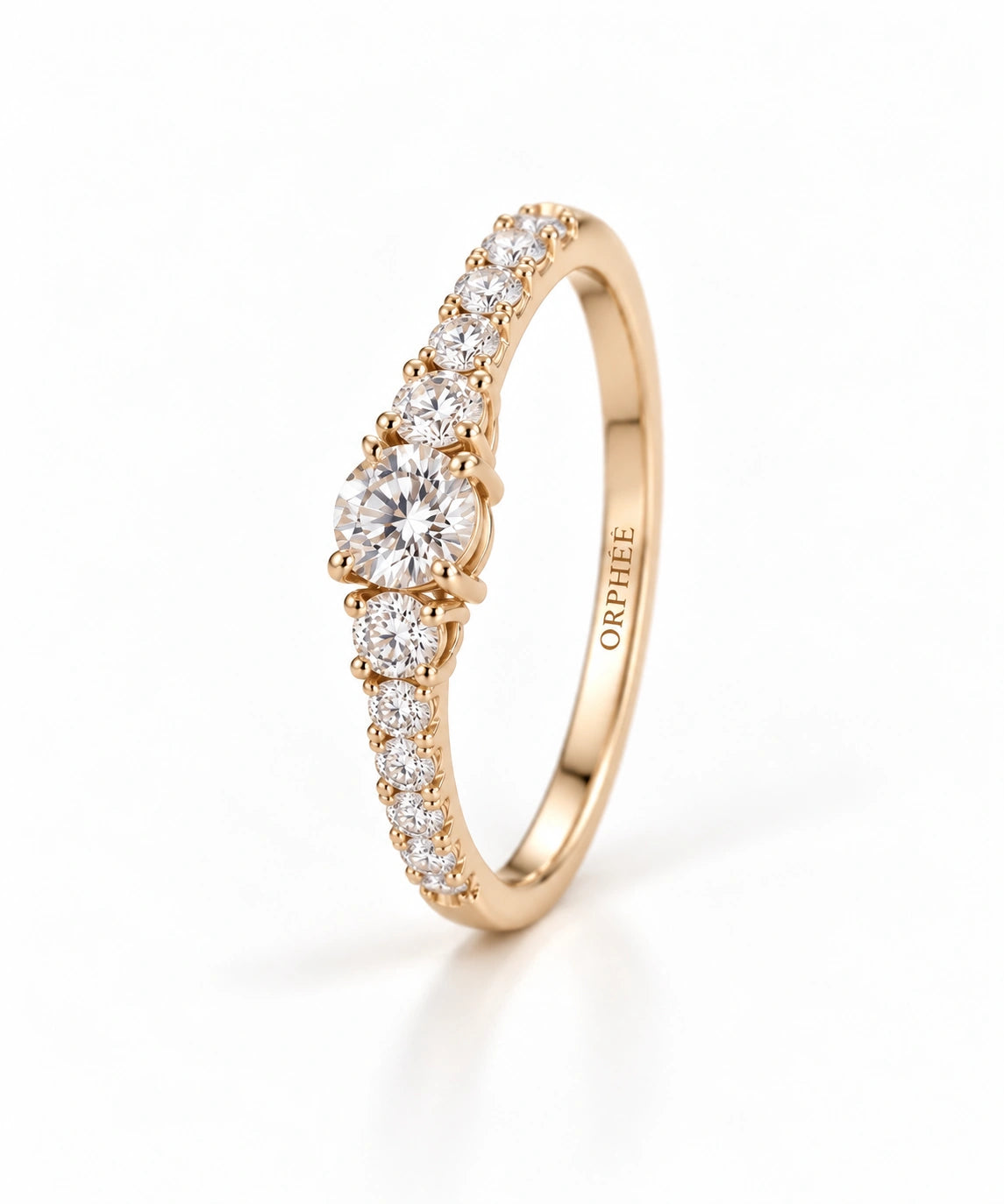 bague orphée bijoux en plaqué or champagne sertie de 13 zircons blancs scintillants, dont 3 pierres centrales - vue debout de trois quarts sur fond blanc.