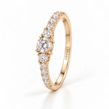 bague orphée bijoux en plaqué or champagne sertie de 13 zircons blancs scintillants, dont 3 pierres centrales - vue debout de trois quarts sur fond blanc.